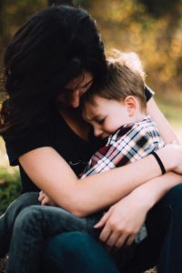 Un enfant dans les bras de sa maman